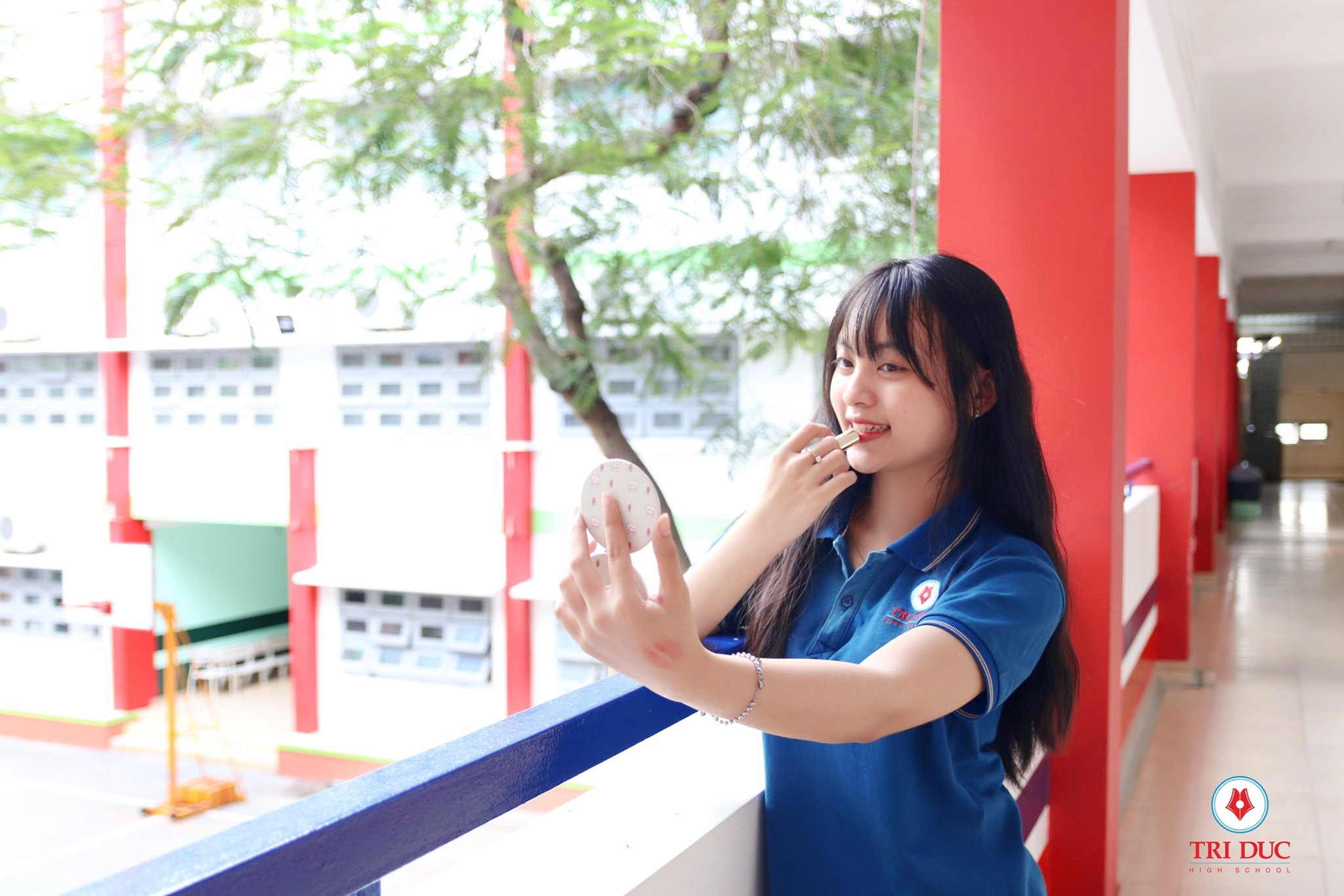 nữ sinh trường thcs thpt trí đức được son môi