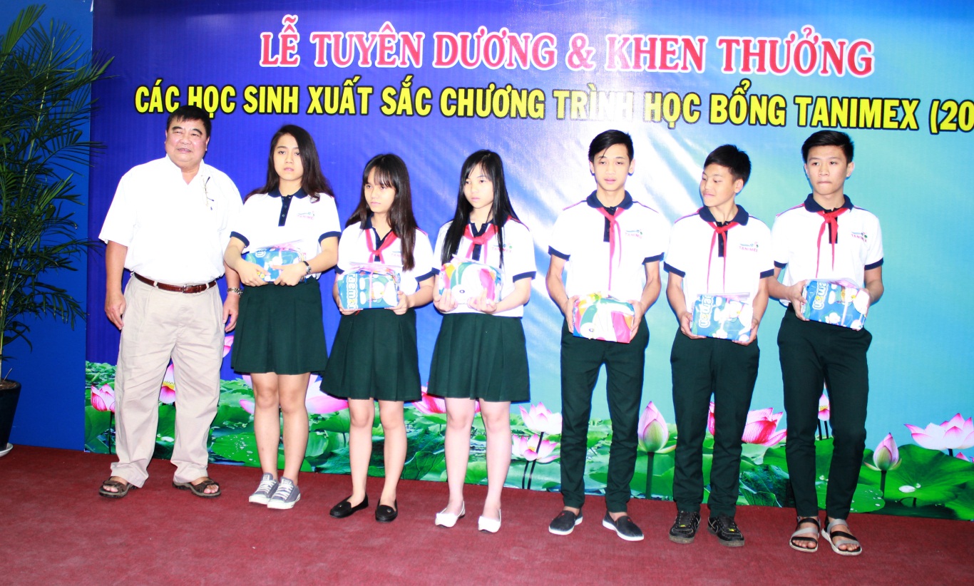 Ông Nguyễn Minh Tâm – Chủ tịch hội đồng quản trị Công ty Tanimex trao học bổng cho các em.